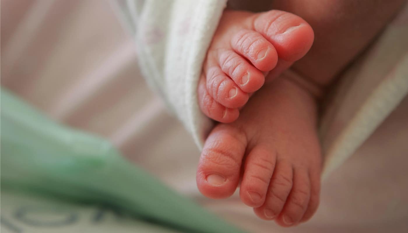 Bebê recém nascido morre após ser beijado por portador de herpes