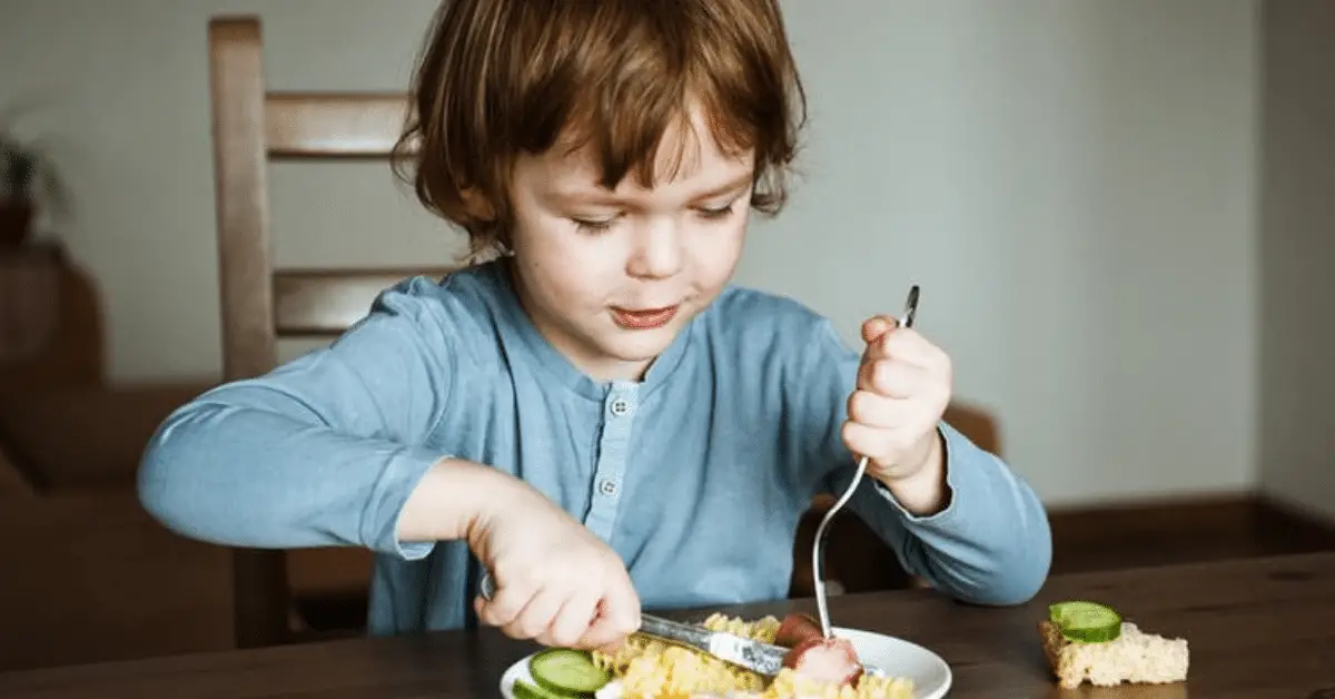 ensinar a crianca a comer sozinha e com talheres